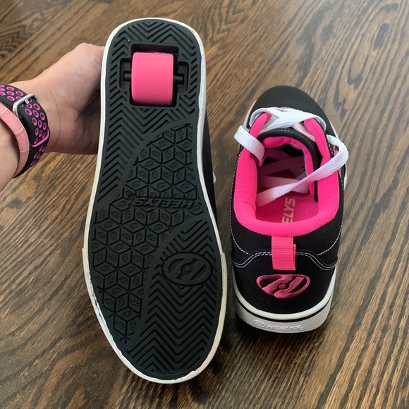 Heelys Pro20, size women 6 or youth 5 - Picture 4 of 5